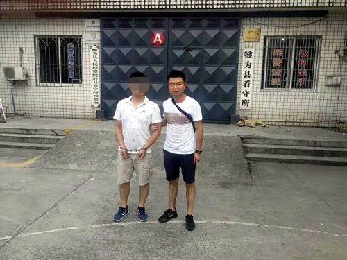 圖為犯罪嫌疑人劉某杰（左）被抓捕歸案.jpg