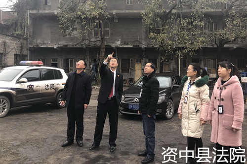 王邦習院長第一時間率隊到資中法院察看人民法庭災(zāi)情并慰問干警.jpg