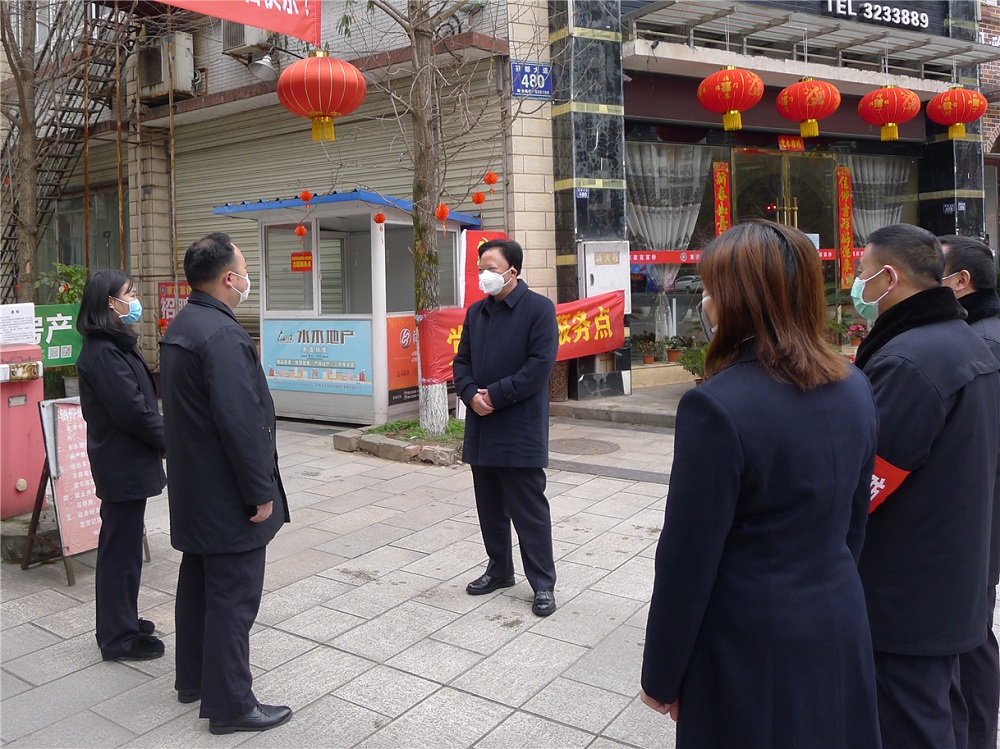 劉孝勇檢察長在名山區(qū)玉林小區(qū)黨員志愿服務(wù)站看望疫情值守排查干警.JPG