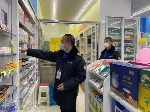 付涌和同事一起在藥店檢查防護(hù)用品.jpg