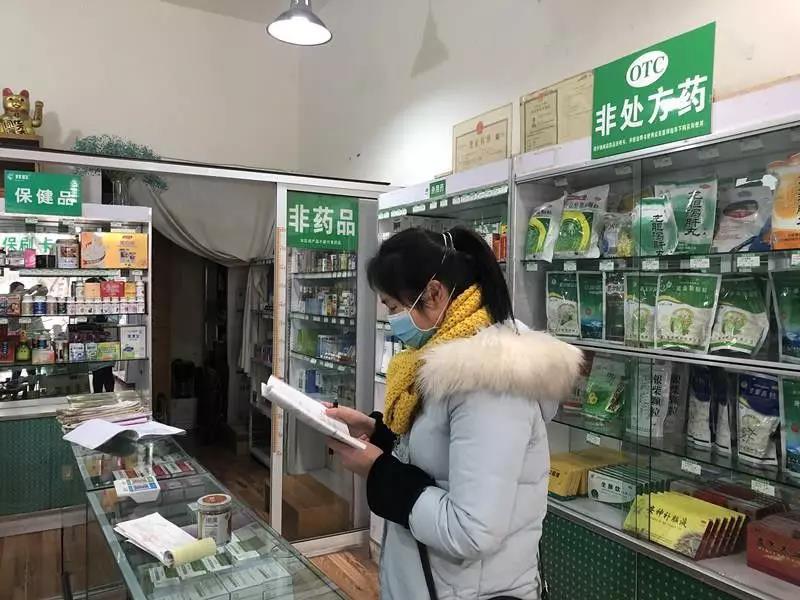 藥械化股趙婷婷檢查藥店對購買或開具退燒、止咳、感冒等藥品的消費(fèi)者的信息登記情況.jpg