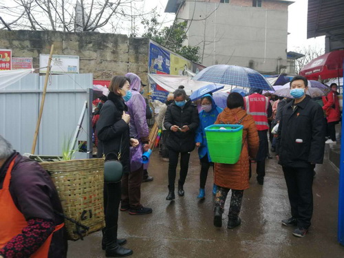 無怕風(fēng)雨，值守在場鎮(zhèn)卡口協(xié)助檢查出入證以及合理分流人員出入.jpg