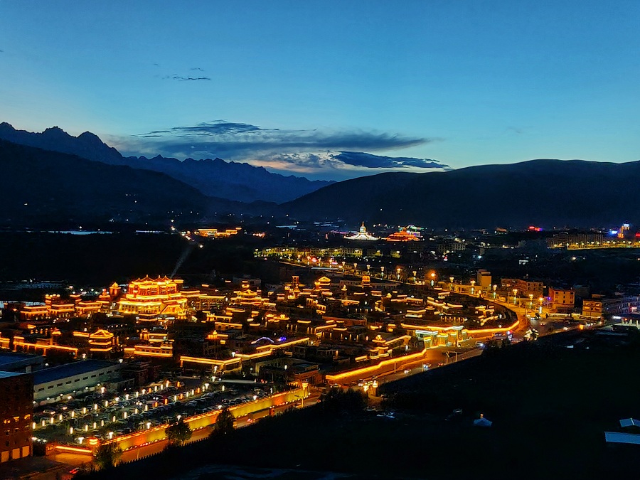 甘孜縣格薩爾王城景區(qū)夜景.jpg