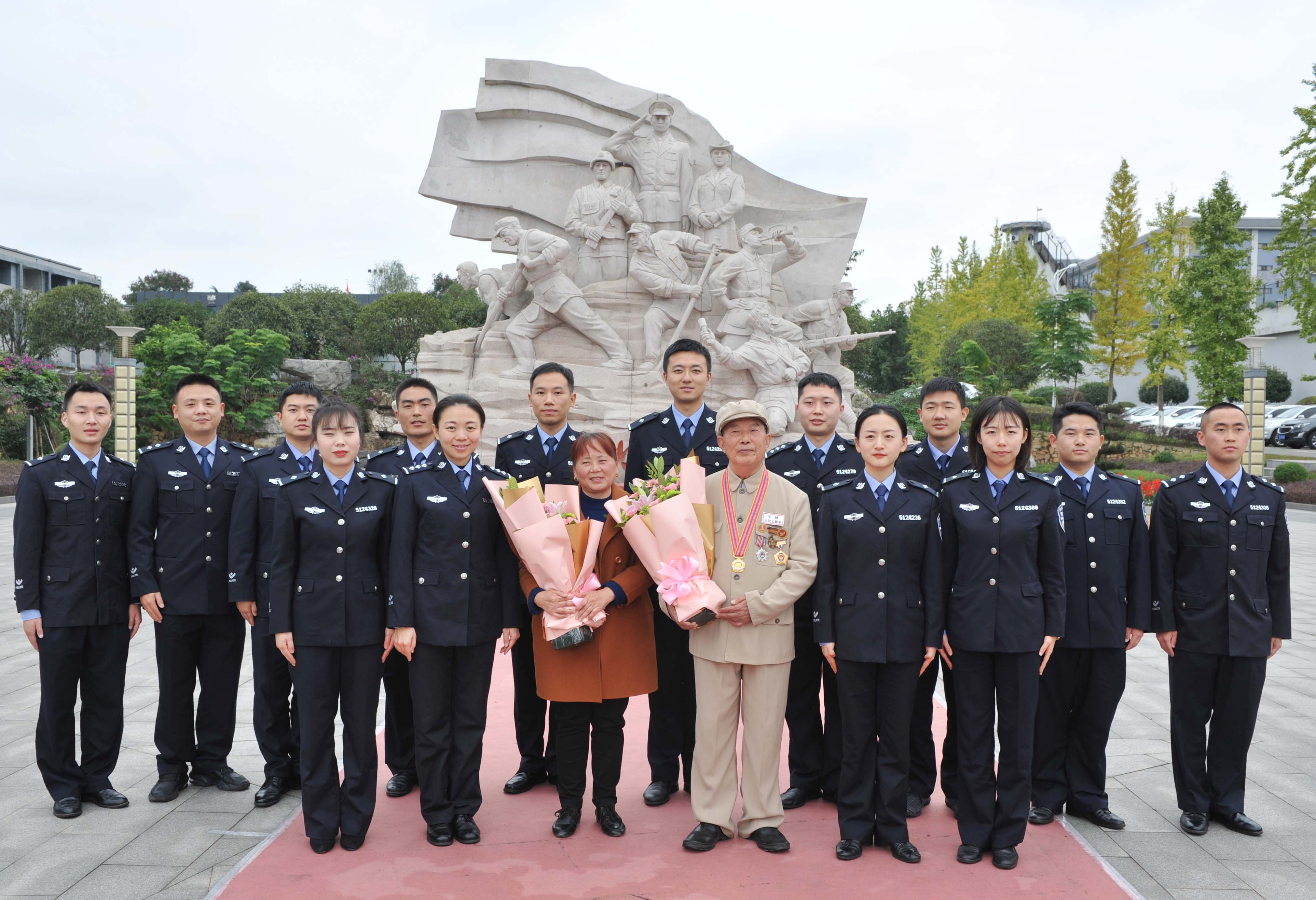 抗美援朝老戰(zhàn)士涂青聯(lián)及妻子與監(jiān)獄青年民警合影.JPG