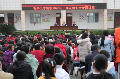 趙化法庭干警在富順縣安溪鎮(zhèn)毛橋九年制學(xué)校講法治課.jpg