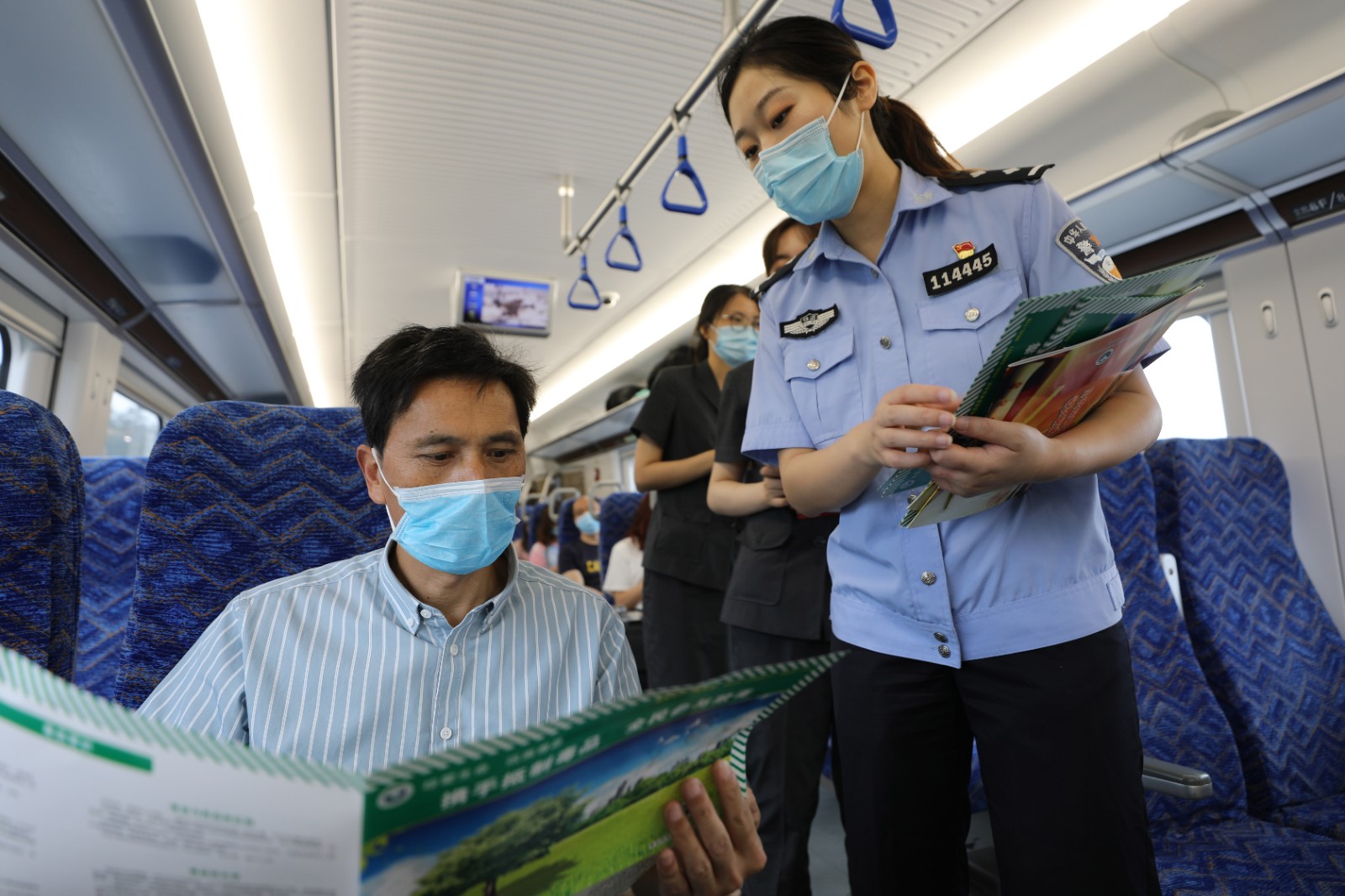 圖3：西昌鐵警在C6622次列車上開展禁毒宣傳.JPG