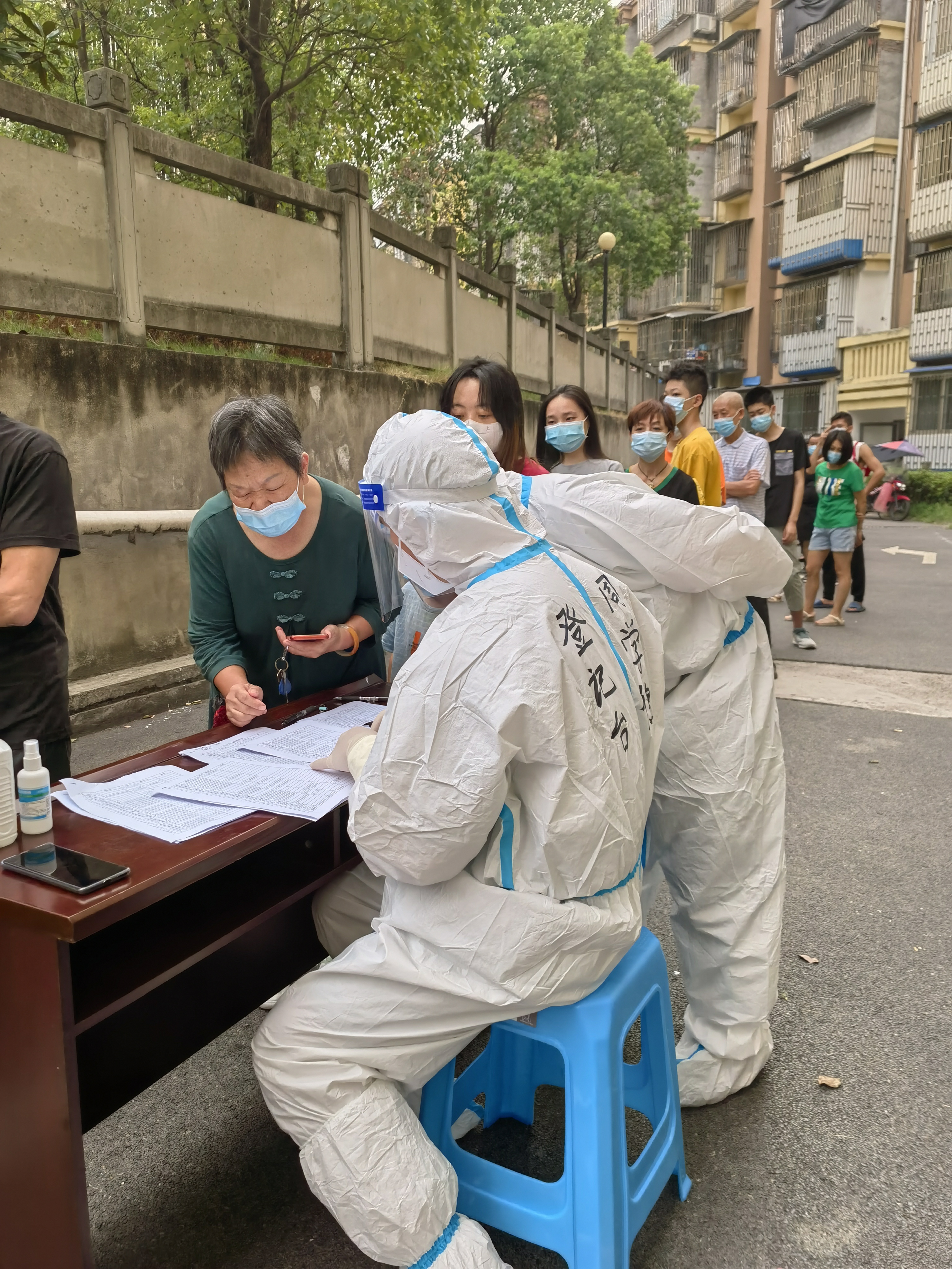 周學健在為居民登記信息.jpg